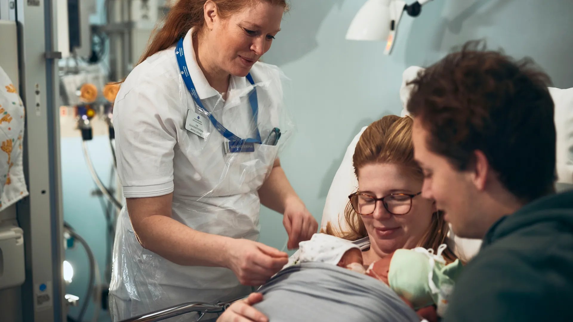 En sjuksköterska tar hand om en patient i en sjukhussäng.