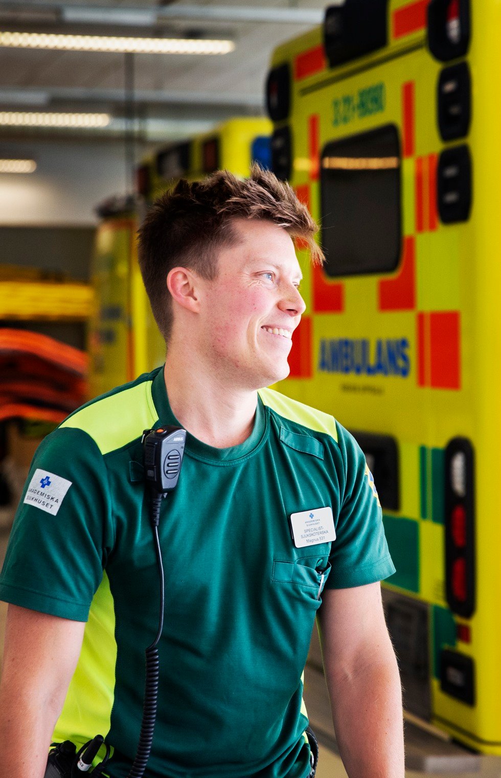 En man står framför en gul ambulans.